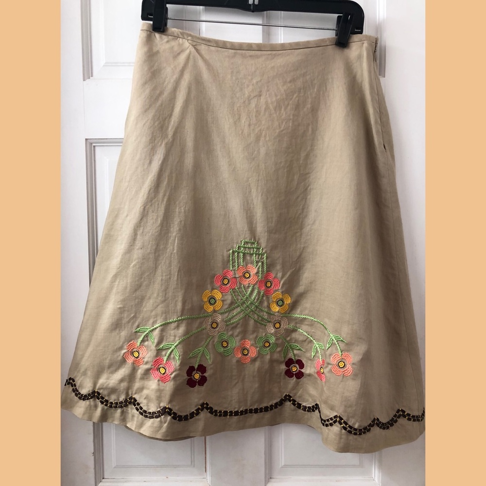 🌼 LOFT Embroidered Skirt
